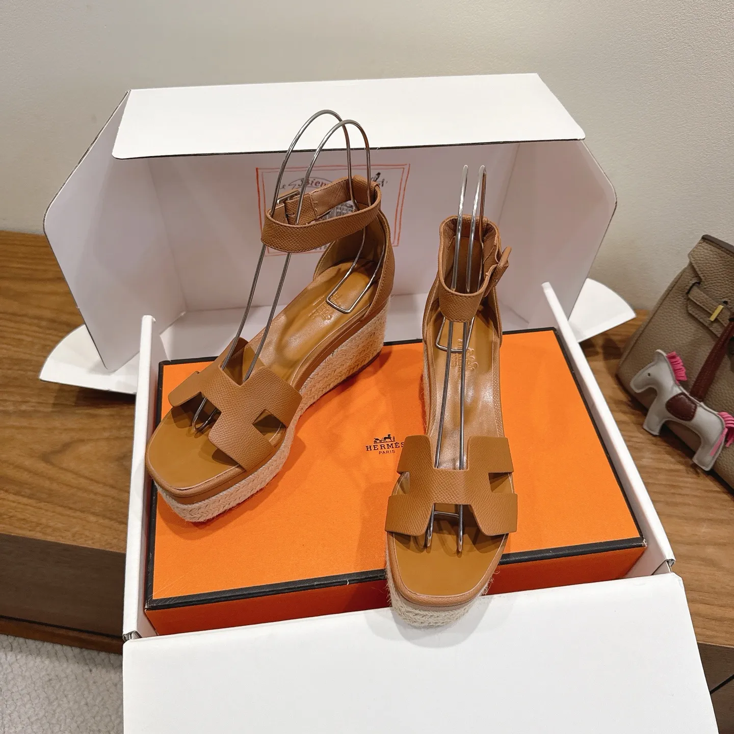 👟👟Ex-factory price 720👟👟 Hermes... a Eclair 2025 new color + popular series, the version is super positive, with a certain thickness, which makes the legs longer! Breathable, comfortable calfskin, spring and summer color matching, this item is both beautiful and comfortable! Channel supply code size: 35-39 can be ordered as 40.41 with airplane box ➕20